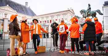 LIVE Prinsjesdag | Eerste oranjefans meldden zich al vroeg voor paleis Noordeinde, steeds meer bezoekers in Den Haag