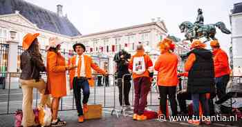 LIVE Prinsjesdag | Eerste oranjefans meldden zich al vroeg voor paleis Noordeinde, steeds meer bezoekers in Den Haag