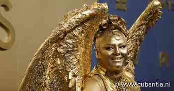 Enorme vleugels en een gouden huidje: deze actrice pakt uit met bizarre outfit bij Emmy’s