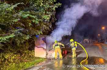 FW-DT: Scheune bei nächtlichem Brand vollständig zerstört - zwei Feuerwehrleute im Krankenhaus