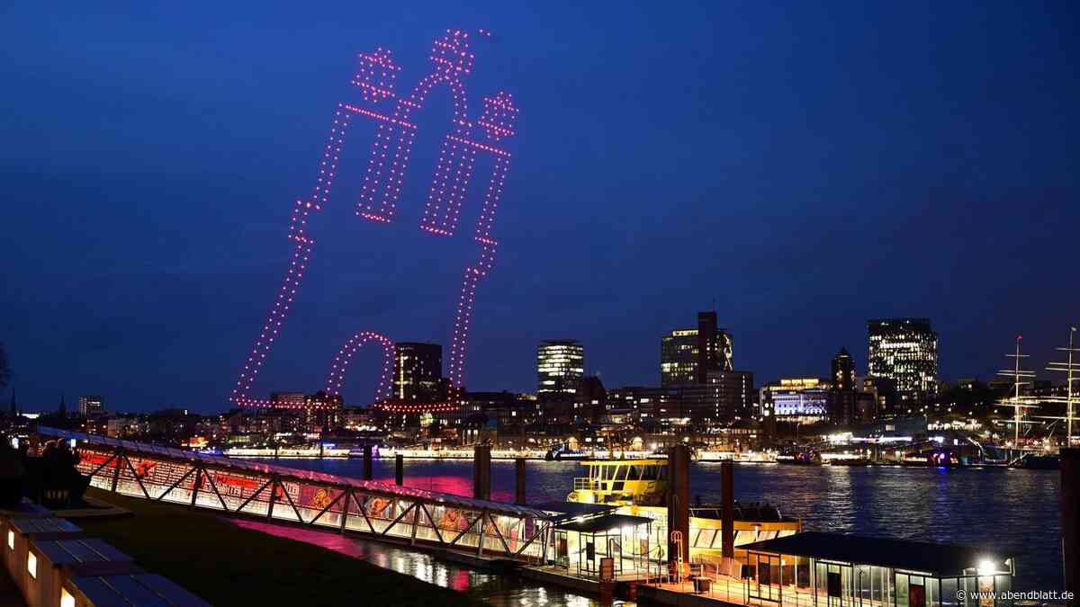 Drohnen-Spektakel im Hafen: Heute leuchtet ein Fischbrötchen am Himmel
