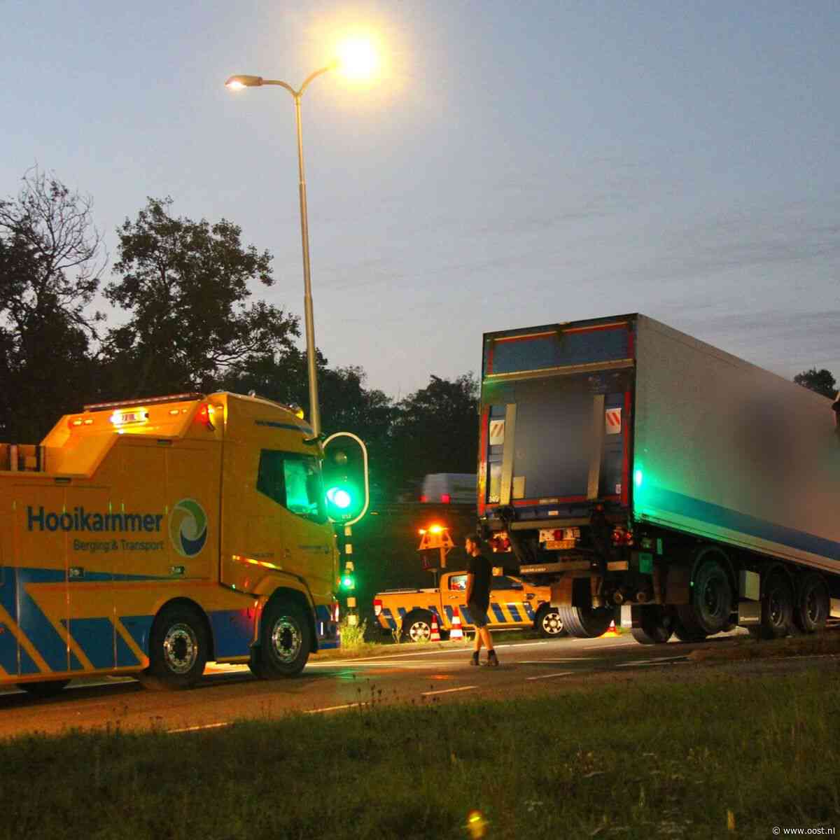 112 Nieuws: Vrachtwagentrailer schiet los van vrachtwagen bij A28