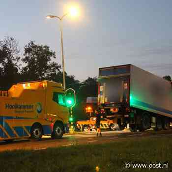 112 Nieuws: Vrachtwagentrailer schiet los van vrachtwagen bij A28