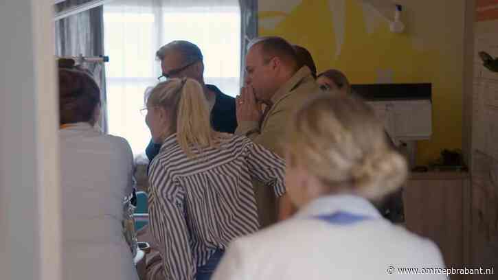 Frans Bauer in tranen op tv na vroeggeboorte kleinkind Jan: ‘Mooiste ooit’