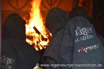 Rauch ?ber Saal Feuerwehren trainieren f?r den Ernstfall