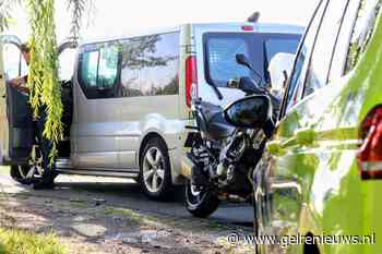 Motorrijder en passagier ten val na botsing met busje