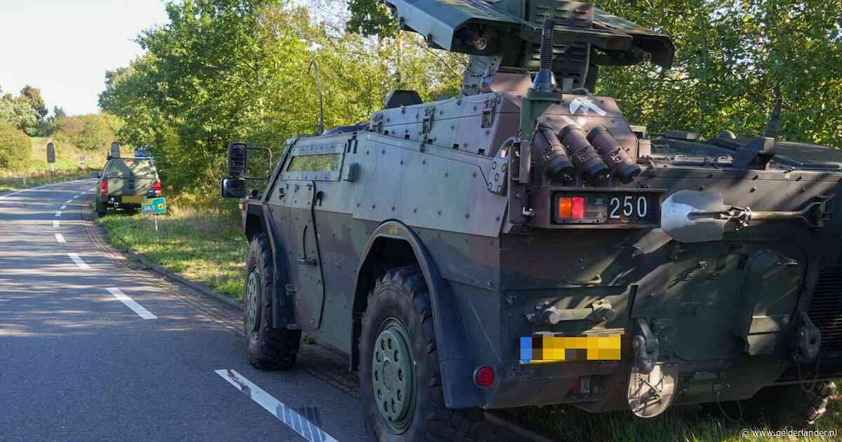 Pantservoertuig van Defensie botst met twee auto’s op kruising