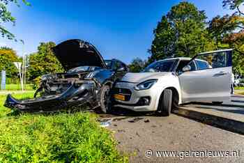 Eén persoon naar ziekenhuis na botsing tussen twee auto’s