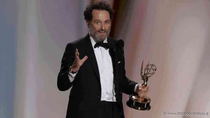 Emmy Awards, il trionfo di “Widow’s Bay” con 14 statuette. Matthew Rhys scrive la storia: è il primo attore a vincere 2 premi da protagonista insieme per serie diverse
