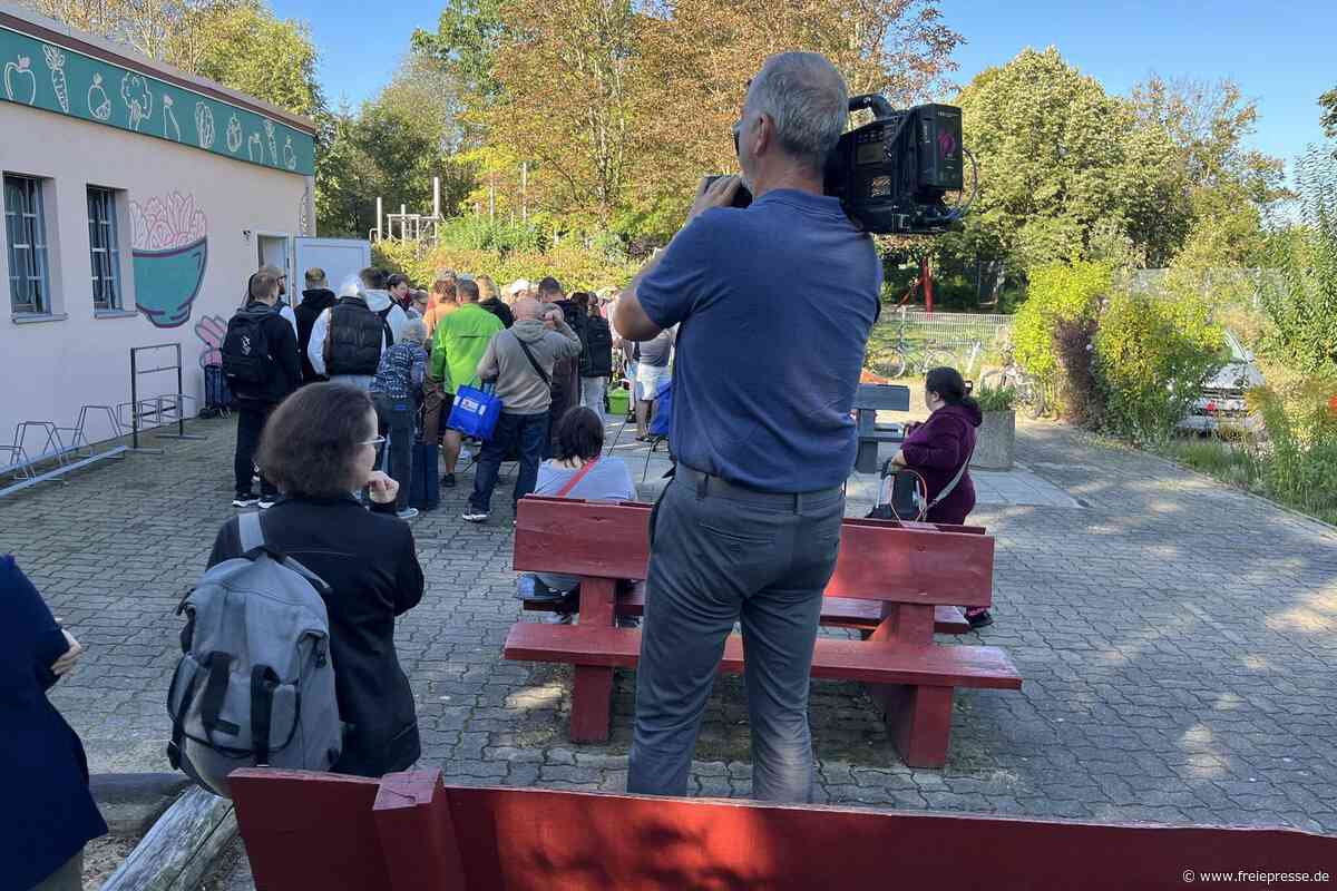 50 Menschen stehen beim Neustart für Freiberger Tafel in der Warteschlange