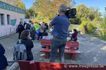 50 Menschen stehen beim Neustart für Freiberger Tafel in der Warteschlange