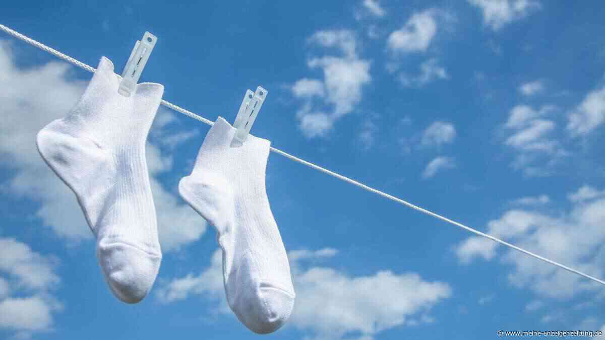 Schwarze Sohlen ade: Dieser einfache Salz-Trick macht weiße Socken wieder strahlend rein