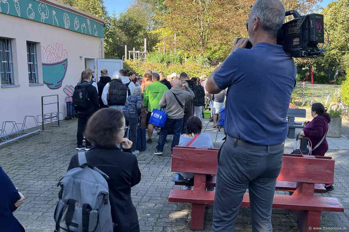 Der erste Kunde stand 6.15 Uhr vor der Tür: Warteschlange zum Tafel-Neustart in Freiberg