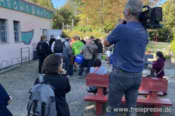 Der erste Kunde stand 6.15 Uhr vor der Tür: Warteschlange zum Tafel-Neustart in Freiberg