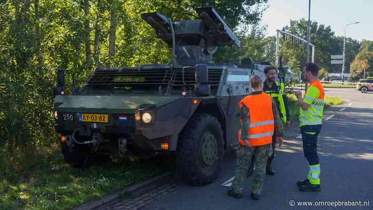 Pantserwagen botst met twee auto's op kruising in Helmond