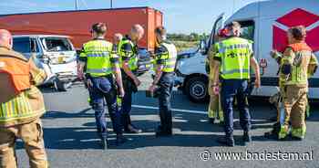 Bestelbus rijdt achterop auto op A16 bij Moerdijk richting Rotterdam, weg deels dicht