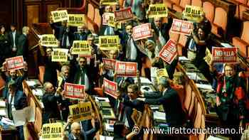 Legge elettorale, via libera del Senato con 113 sì (tra le proteste). M5s: “È legge truffa”. Pd: “Cambiano regole per paura di perdere”. Ora torna alla Camera