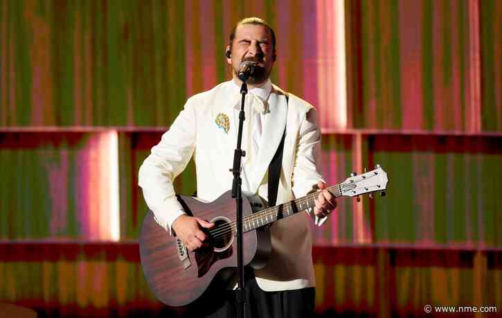Watch Noah Kahan cover ‘Bridge Over Troubled Water’ for Emmys’ ‘In Memoriam’ segment
