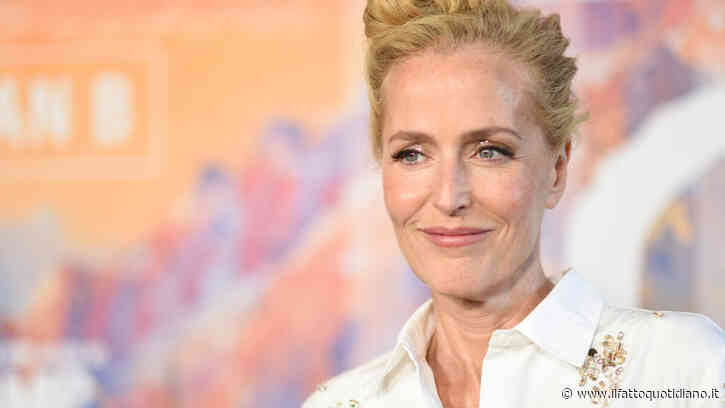 “Da giovane ho avuto relazioni con donne. Ho avuto un fidanzato che l’ha scoperto e mi ha lasciata. Non sono una grande ‘flirtatrice’, non sono brava”: così Gillian Anderson