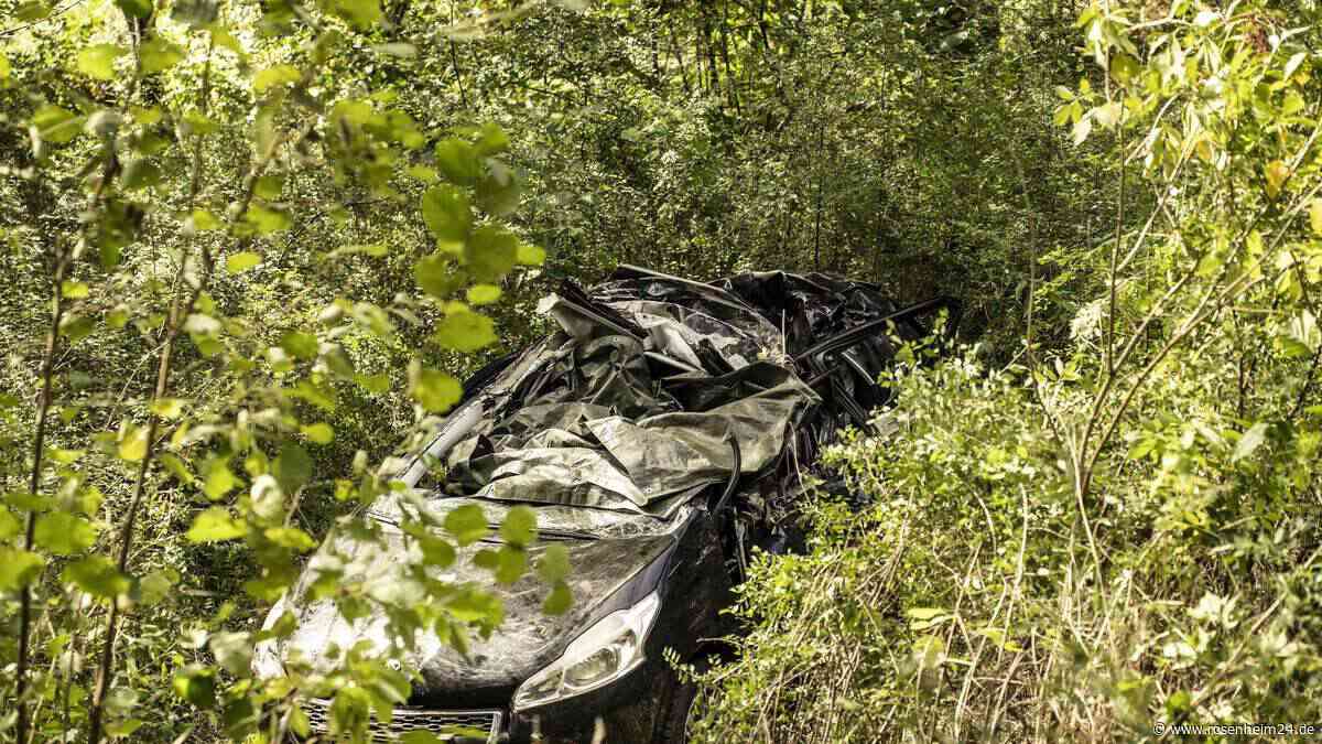 Schockfund nur durch Zufall: Wie lange lag das Wrack mit zwei Toten (†34/†37) schon im Wald?