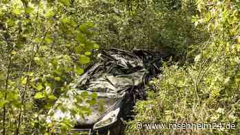 Schockfund nur durch Zufall: Wie lange lag das Wrack mit zwei Toten (†34/†37) schon im Wald?