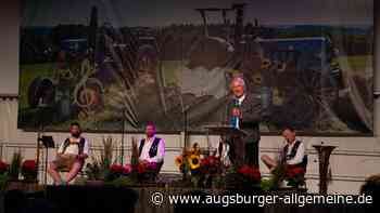 Zum Finale des Bezirksmusikfests sind sie alle da: Wolfgang Krebs als Aiwanger, Söder und Stoiber