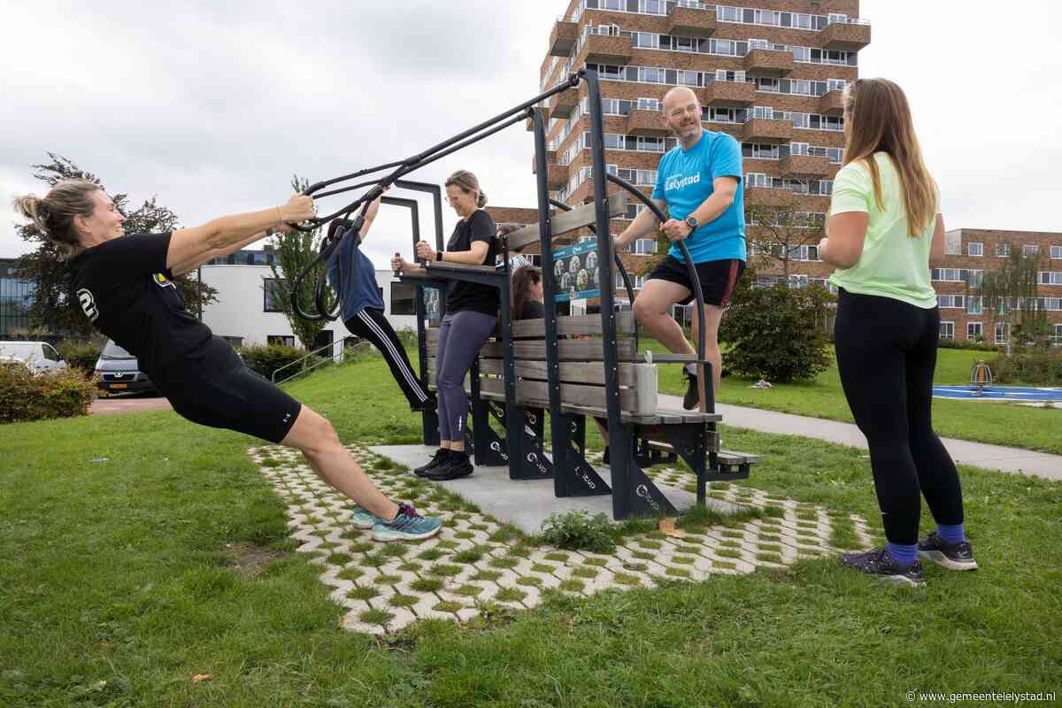 Wethouder Bakelaar trapt lessen Sterk & Fit af bij beweegbank Hanzeborg