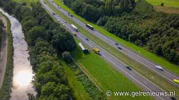 Vrachtwagen schiet van de weg en eindigt achter vangrail