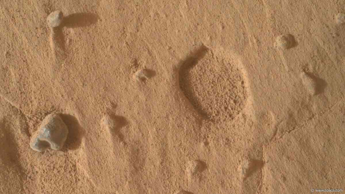 Curiosity rover spots odd 'footprints' on Mars | Space photo of the day for Sept. 15, 2026