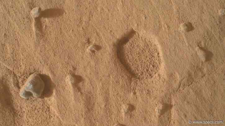 Curiosity rover spots odd 'footprints' on Mars | Space photo of the day for Sept. 15, 2026