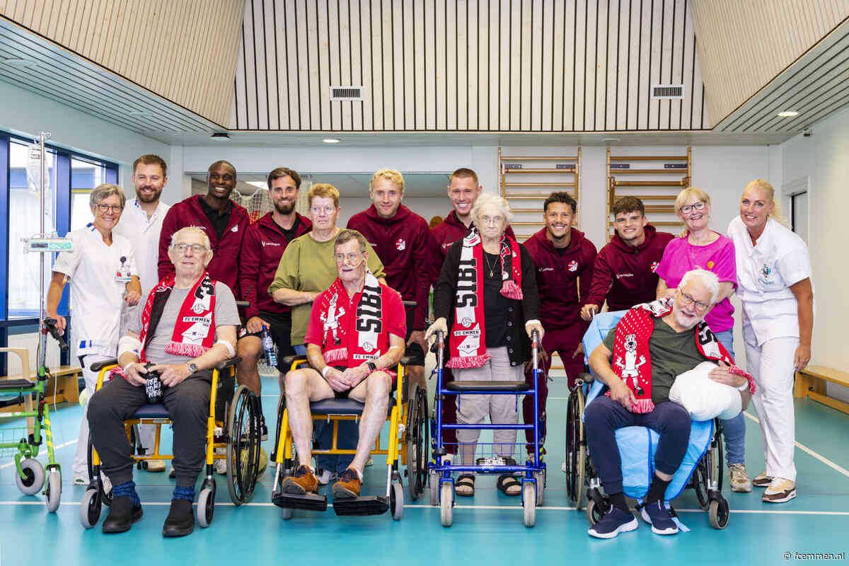 Selectie en staf FC Emmen brengen bezoek aan Scheper Ziekenhuis