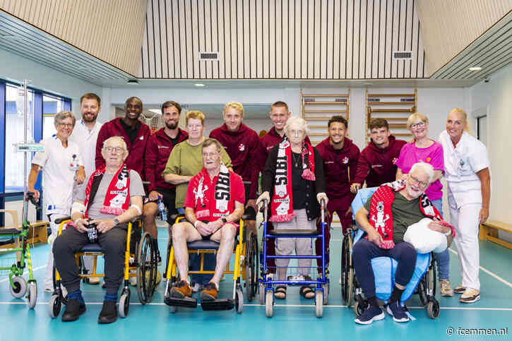 Selectie en staf FC Emmen brengen bezoek aan Scheper Ziekenhuis