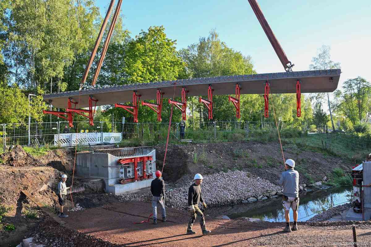 Neue Brücke über den Pleißenbach in Chemnitz eingehoben