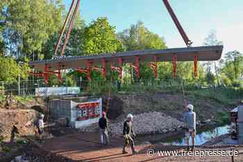 Neue Brücke über den Pleißenbach in Chemnitz eingehoben