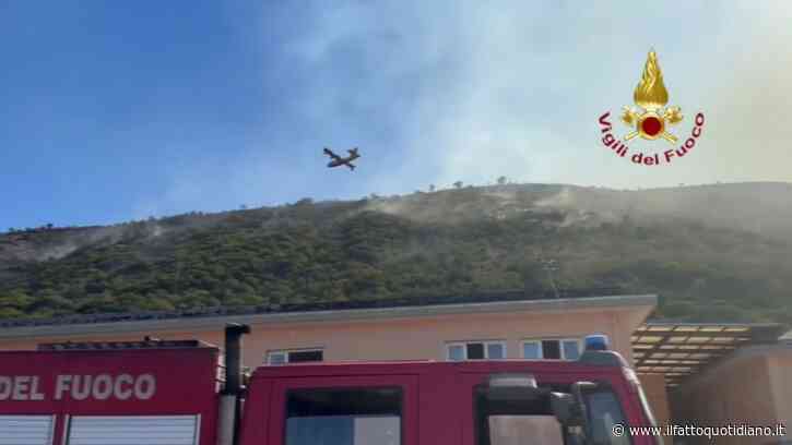 Incendi in Costiera amalfitana e Penisola sorrentina, la denuncia dei sindaci: “Natura dolosa”. Vigili del fuoco e tre Canadair per spegnere i roghi