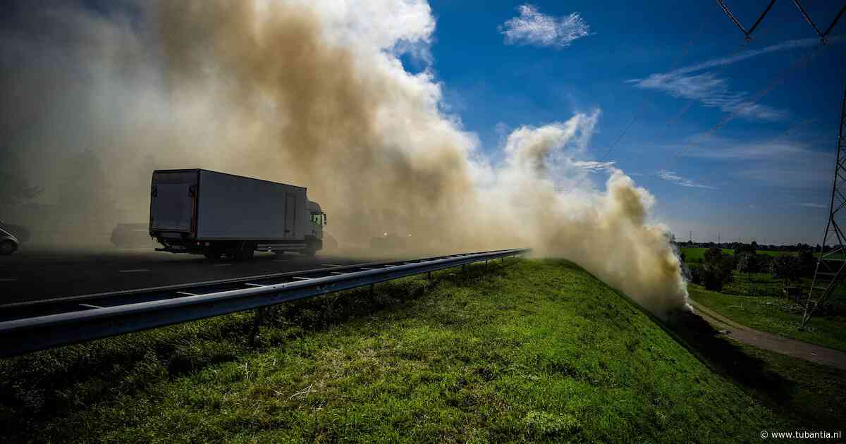 Zeker zes boeren aangehouden na brandende hooibalen langs A2 bij Breukelen: ‘In gevaar brengen verkeersveiligheid’
