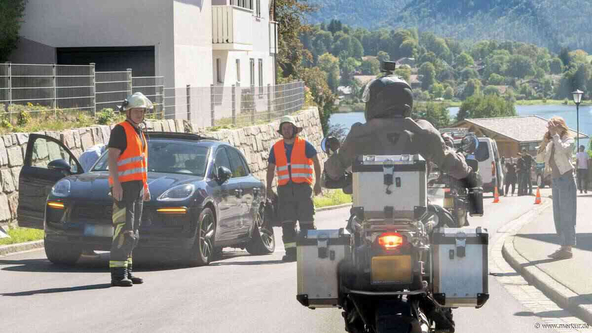 Mercedes gerät auf Gegenfahrbahn und kracht frontal in Porsche Macan