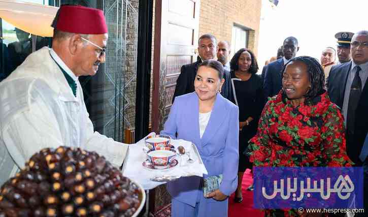 للا أسماء والسيدة الأولى لكينيا تتفقدان أطفالاً مستفيدين من زراعة القوقعة