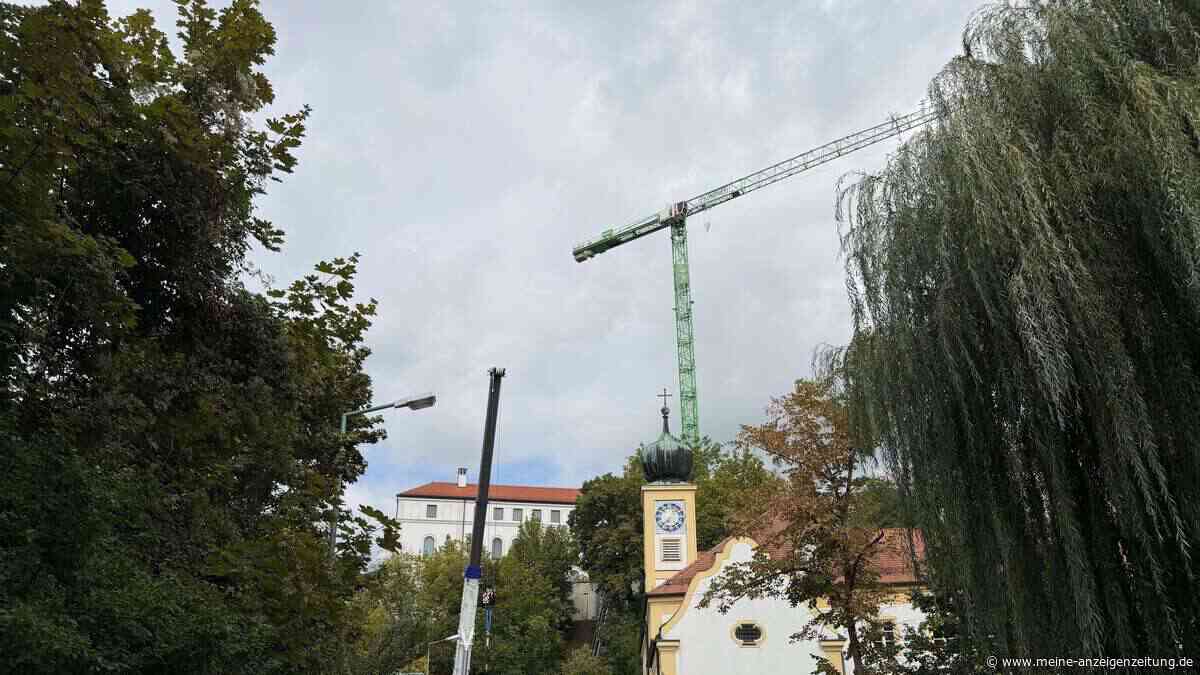 Autokran sperrt Freisinger Bahnhofstraße: So geht es mit der Baustelle auf dem Domberg weiter
