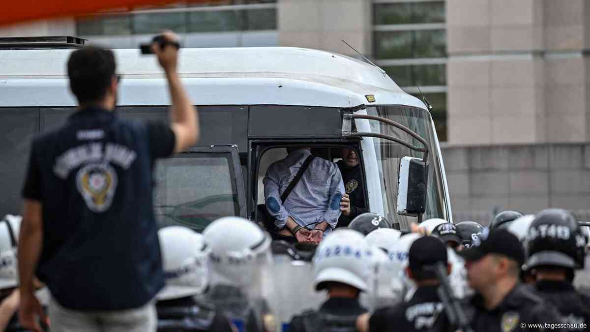Türkei: Menschen bei LGBTQ-Solidaritätsdemo festgenommen