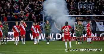 FC Utrecht strooit met stadionverboden na gooien vuurwerk en bekers op veld