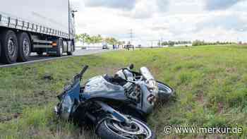 Motorradfahrer rutscht 200 Meter über Asphalt – Lebensgefahr nach Unfall auf der B303