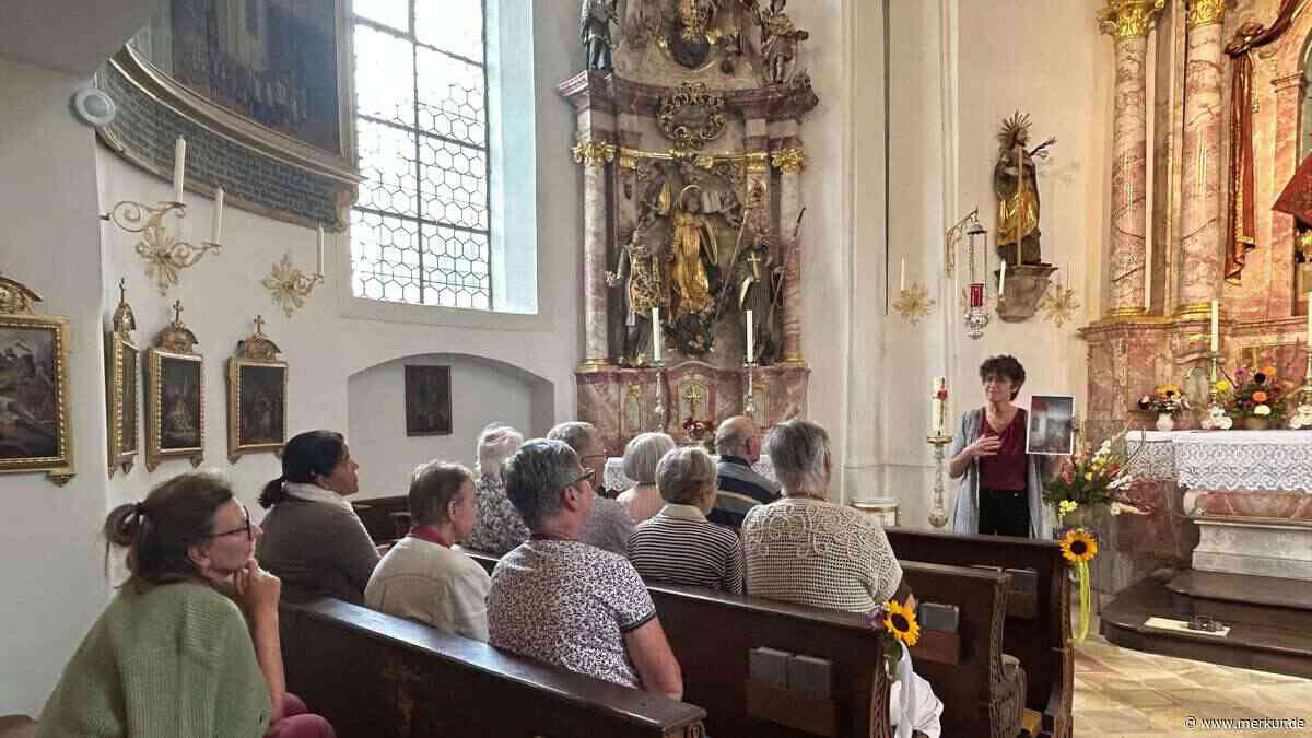 Ein Marmoraltar der keiner ist, und ein kunstvolles Gitter aus Pappe: Die Heuwinklkapelle in Iffeldorf feierte ihr 325-jähriges Bestehen und fasziniert bis heute