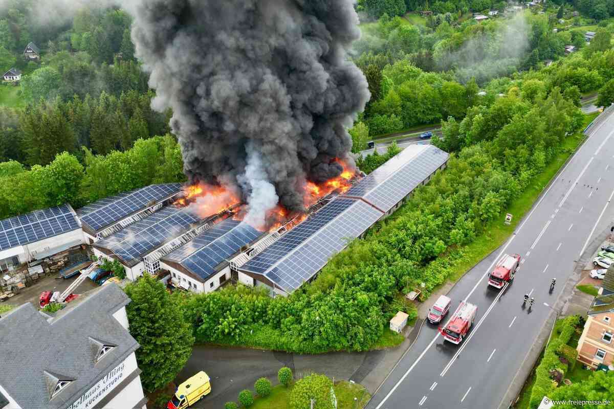 Explosion, Feuer, zwei Millionen Euro Schaden: Was geschah in Lagerhalle im Erzgebirge?