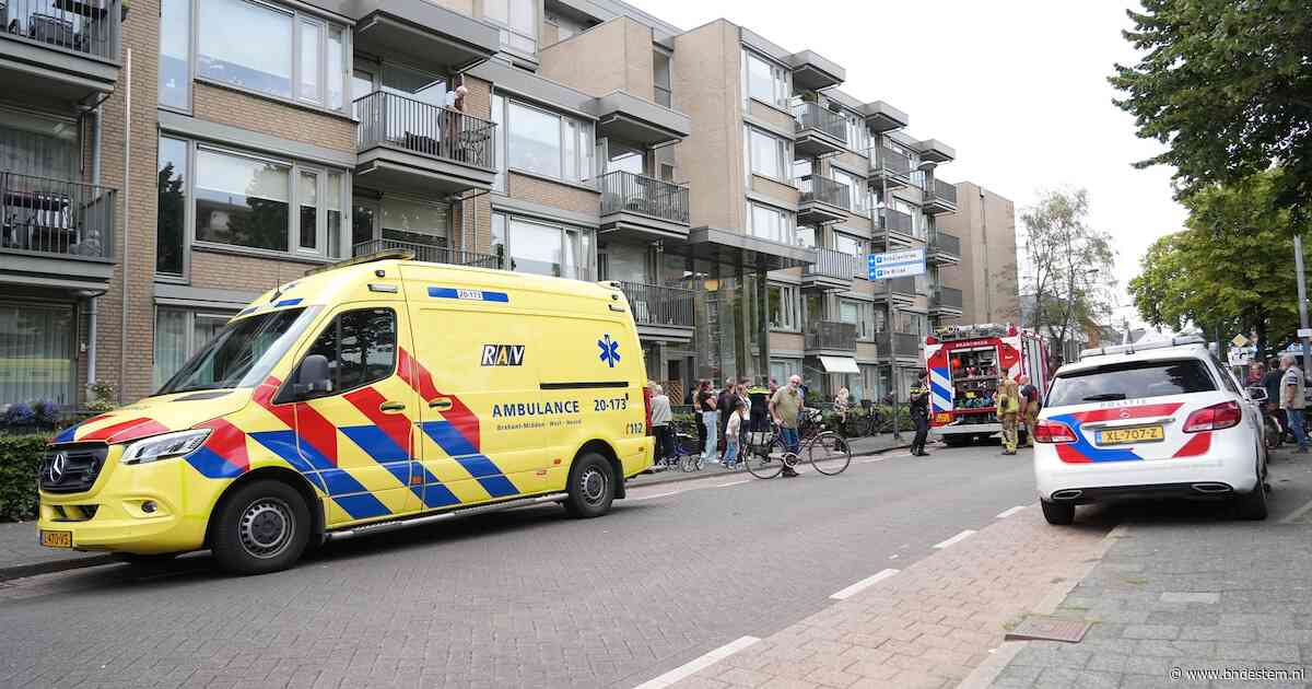 Brandweer rukt uit voor keukenbrand in zorgcomplex in Oosterhout, vrouw in ambulance behandeld