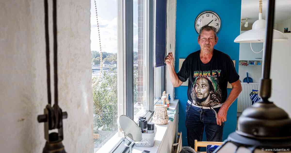 Vanuit zijn natte woonkamer kijkt Freddie (66) uit op het droge kantoor van zijn verhuurder