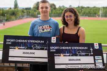 Ein großer Scheck als Überraschung: Zwei Chemnitzer Sportschüler erhalten Stipendien