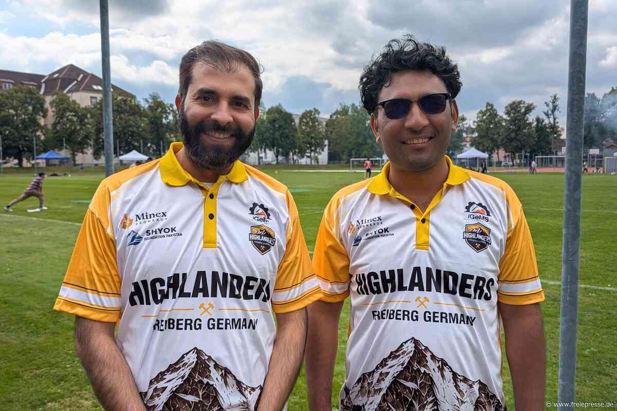 Studenten der TU Bergakademie Freiberg greifen zu Cricket-Schlägern