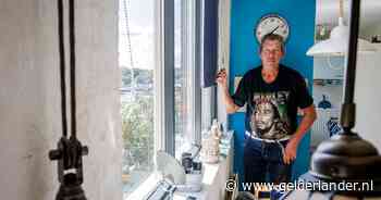 Vanuit zijn natte woonkamer kijkt Freddie (66) uit op het droge kantoor van zijn verhuurder