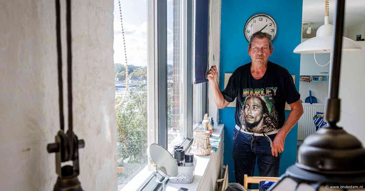 Vanuit zijn natte woonkamer kijkt Freddie (66) uit op het droge kantoor van zijn verhuurder